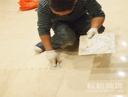 辦公室裝修瓷磚上鋪木地板可以嗎？